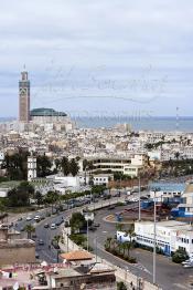 Image du Maroc Professionnelle de  Sur cette vue réalisée du restaurant panoramique de l'hôtel Anfa-Port on découvre cette vue donnant sur les mosquées au premier plan celle de Ould El Hamra la plus ancienne de  Casablanca située sur le Boulevard des Almohades et au fond au bord de l’océan la mosquée Hassan II, doté du plus haut minaret du monde, Samedi 11 Avril 2009. (Photo / Abdeljalil Bounhar)

